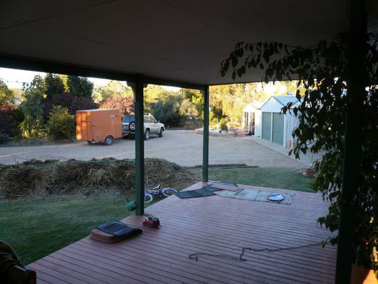 Blick von der Hausveranda zum Buero und der Auffahrt