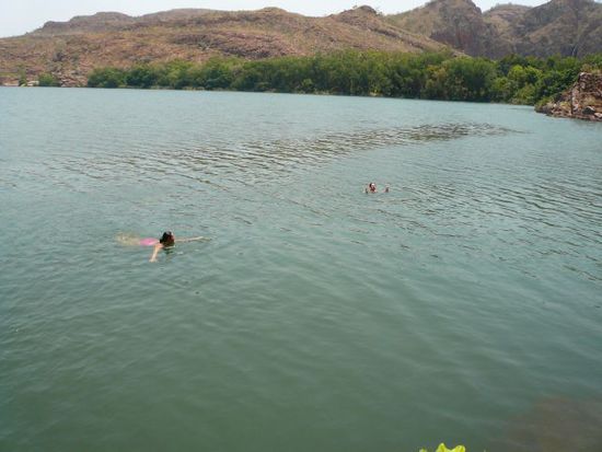 Unterwaesche schwimmen. Juhu!!