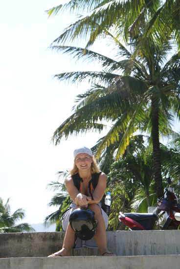 Chanti geniesst die Aussicht ueber den Maenam Beach...