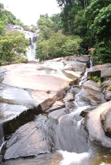 Hinten links der Telega Tuju Waterfall