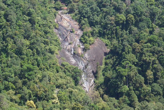 Telega Tuju Waterfall von weitem