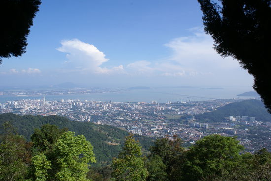 Ausblick vom Penang Hill auf Georgetown. Rechts sieht man die 13km lange Bruecke, die Penang mit dem Festland verbindet.