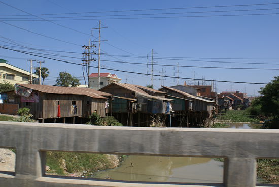 Wohnsiedlung am Fluss