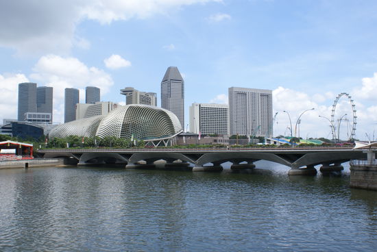 Das spezielle, runde Gebaeude ist das Theater