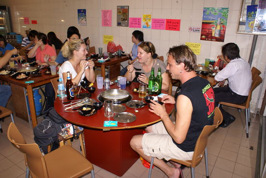Andrea, Michu, Chanti und ich beim Steamboat essen....mjammm....