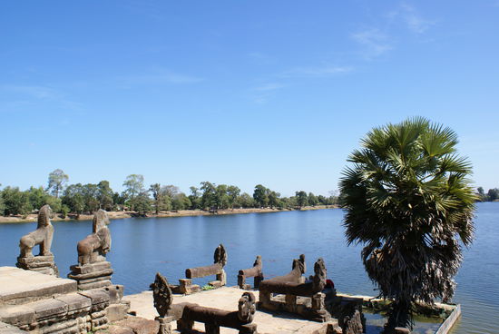 Terrasse mit Blick auf das ehemalige koenigliche Schwimmbad im Sras Srang (erbaut Ende des 12. Jahrunderts)