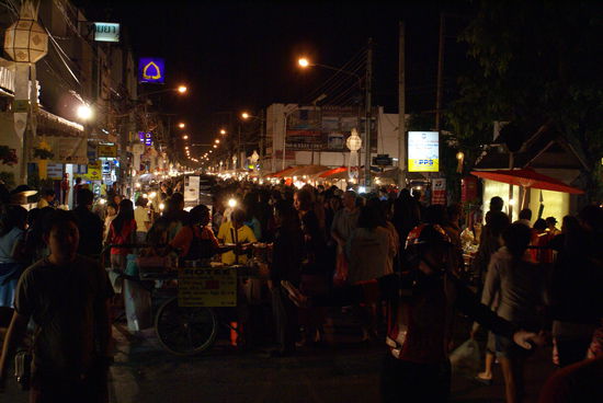 Sonntagsmarkt bei Nacht