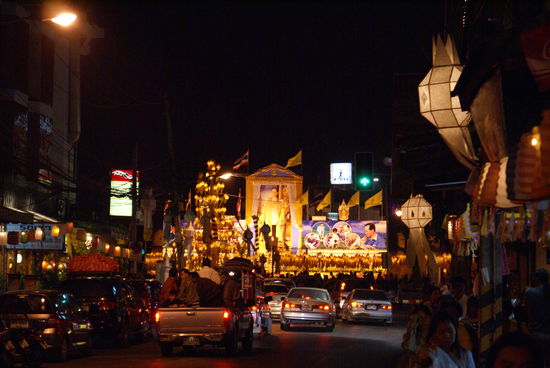 Blick auf den Tapae Gate. Ueberall wird der Koenig verehrt...