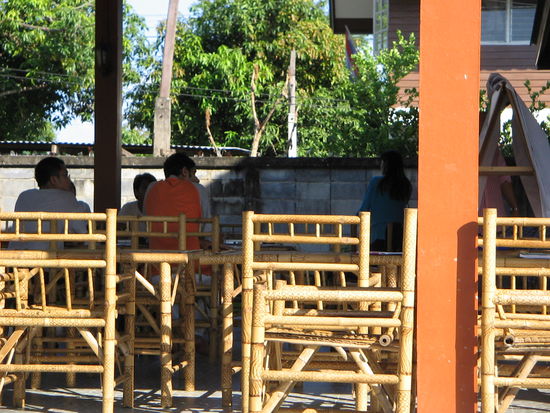 Vor dem Eingang des Brown House...(sowas wie das Esszimmer, nur dass es halt im Freien war (überdacht))