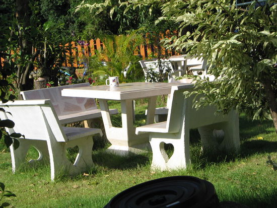 Im Garten des Brown House...Wir hatten einen riesigen Garten, in dem immer überall halbnackte Auländer(innen) zum sonnen rumlagen (was erstens gegen die thailändische Kultur verstößt und 2. nichts für mich ist, weil ich ja nicht braun werden will...)