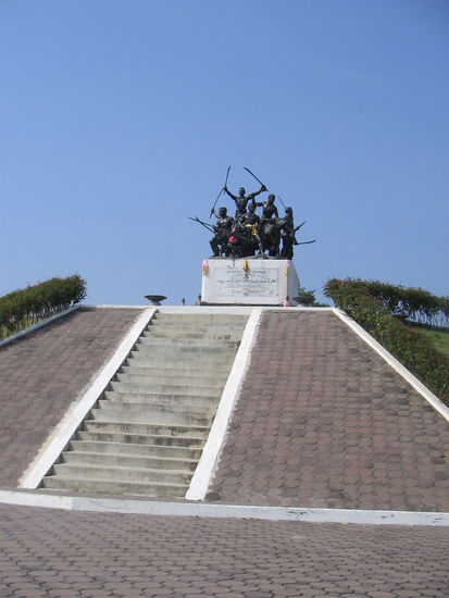 Bang Ratchan, das wichtigste Denkmal in Singburi. Daneben ist ein riesiger Park, sooo schön.