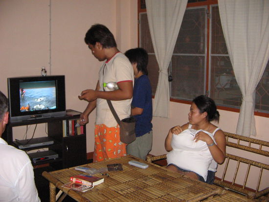 In der hübschen orangen Hose: P'Gap
Die mit dem Kissen auf dem Schoß: Dua Lek (Köchin)
Mit den beiden konnte ich mich zunächst gar nicht verständigen, Dua Lek kann kaum Englisch und P'Gap hat irgendwie nie was zu Ausländern gesagt, also fand ich erst ein paar Wochen später raus, wie gut er Englisch kann.