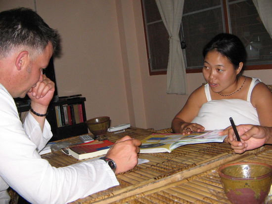 Der linke Kerl ist Trevor. Er wurde von den Thailändern im "Brown House" immer "Kon Lung" genannt - "Herr Onkel". Irgendwie passte das auch ganz gut... (Leider hab ich kein Foto von Patricia)