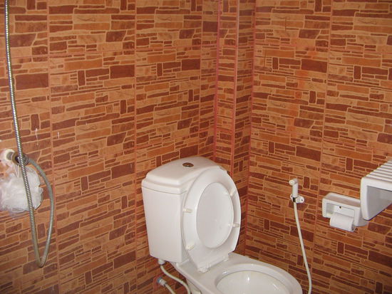 Die Toilette im Brown House. Der Schlauch neben dem Klo ist genau für das, was ihr jetzt denkt. Auf dem Foto gab es sogar Klopapier, das war eigentlich in den 14 Tagen, an denen ich dort wohnte, ca. 11 Tage lang alle. Deshalb auch der Schlauch. 
Links sieht man noch einen Teil der Dusche. Duschvorhang? - Das ist was für Loser! Das Problem war, dass immer, wenn jemand geduscht hat, das Klo nass wurde. Und nachdem wir mehrere Leute waren und jeder mindestens 2 Mal täglich geduscht hat, war es eigentlich immer nass...