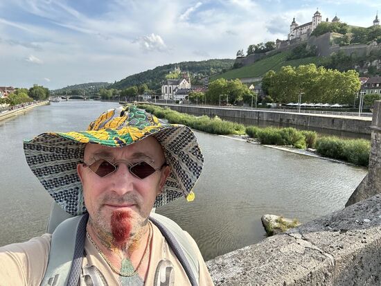 Dieses Foto ist noch von meinem Auslandeinsatz in Bayern im Hintergrund der Main und die Marienberg Festung in Würzburg 