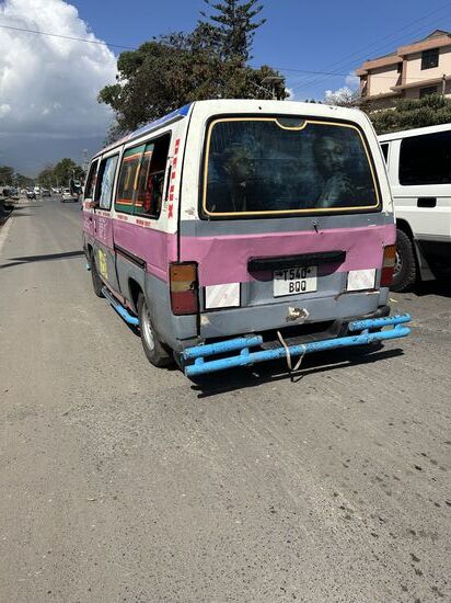 Der Bus mit 19 Leuten und einem Kalkeimer 