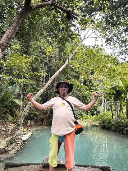 Das Seil hinter mir kann man leider nicht gut erkennen , damit bin ich wie Tarzan oder besser wie ein Walross rein gehüpft , war geil   hab leider nur Videos davon