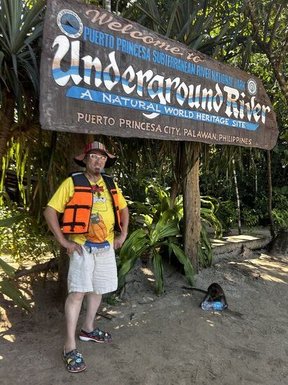 Enrico mit Äffchen, das die Wasserflasche erfolgreich erbeutet hat
