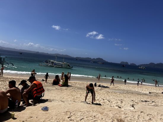 Strand in El Nido und mit so einem Boot sind wir dann unterwegs gewesen !