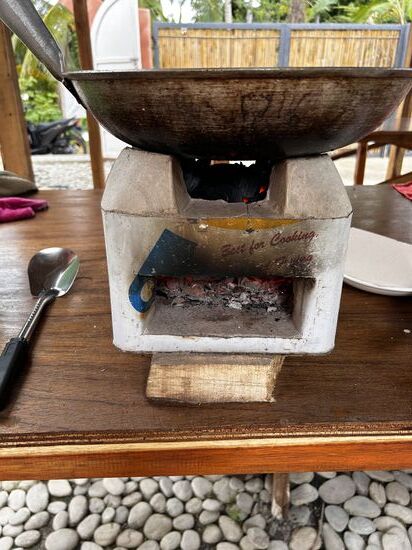 Da wird Beton in einen Ölkanister gegossen und fertig ist der Ofen!