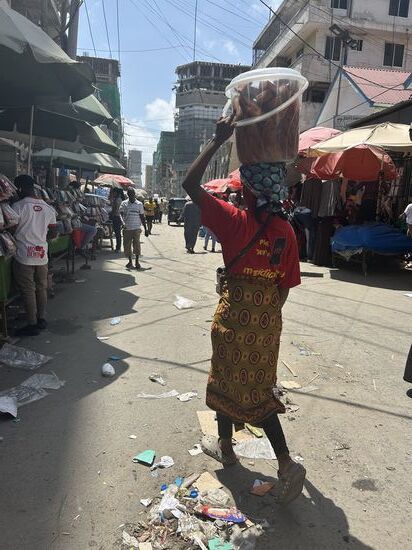 Typisches Bild, hab auch Frauen gesehen, mit Bananen Stauden auf dem Kopf!