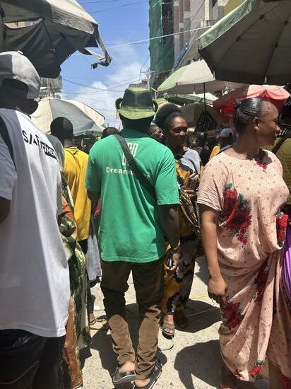 Massani Market, hab noch nie so viele Menschen auf einer Straße gesehen!