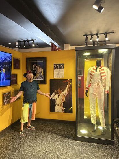 Dieses Bühnen Outfit kennt man glaube ich.