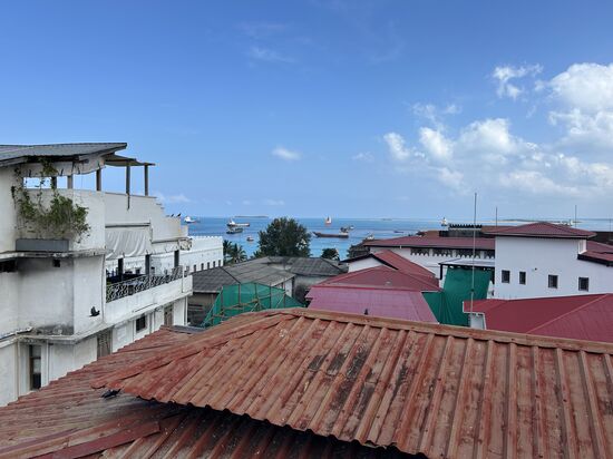 Blick auf den indischen Ozean von der Dach Terrasse des Hotels…
