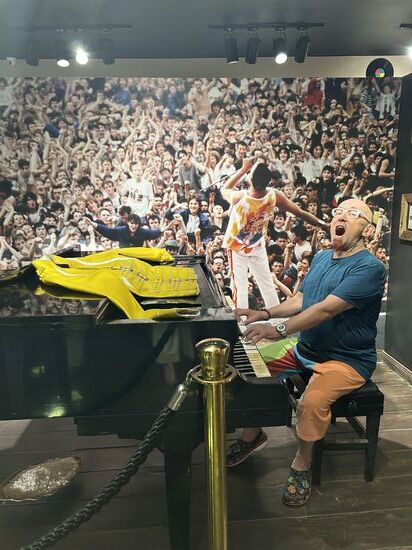 Das ist ja mein größter Stolz, auf diesem Piano hat Freddie Mercury selbst gespielt!!!