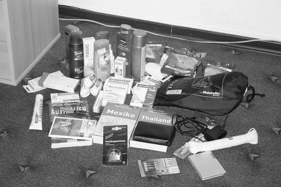 Meine Reiseapotheke samt Equipment und Moskitonetz (mann weiß ja nie) 