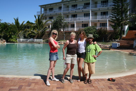 Links ist Lena dann kommt Mama Renate bin nicht sicher ob es Julia oder Sahra ist es sind eineige Zwillinge and at least me