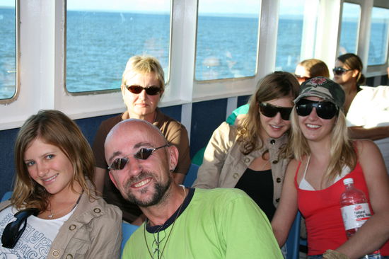 Hier sitzt Sahra neben mir das weiss ich genau unter dem strengen Blick der Cheffin 