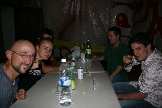 Gemuetliches beisammen sein links der englaender Jean und dahinter der Besitzer Angel rechts me and zwei franzosen der eine ist Jil(der den man nicht sieht