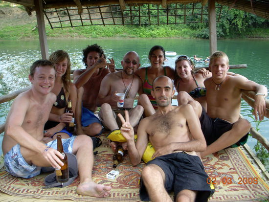 Also uns gehts gut,v.l.als erstes die beiden Iren dessen Namen ich nicht mehr weiß dann Gonzo,me,Majo,Polly auch aus Irland der Holländer Name??? und im Vordergrund der Spanier ohne Namen 