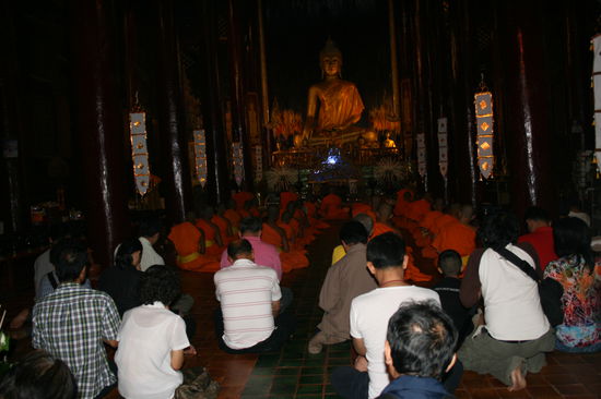 Eine Gebetsstunde bei den Novitsen (wedende Moenche) das ging ueber eine halbe Stunde das sie da auf Knieen auf dem Steinfussboden gehockt haben und dazu gesungen haben.Ich war beeindruckt.