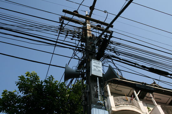 So sieht Elektrik in Thailand aus teilweise musste ich mich auch buecken um drunter durch zu kommen (1,58m!!!)