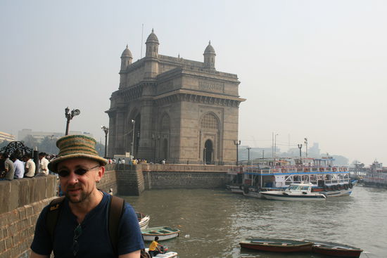 Enrico noch mit Jet lag im Gesicht  und dem Gateway of India.