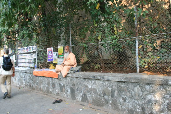 Schade,der Typ sah cool aus aber ich mag immer nicht gleich den Leuten die Linse ins Gesicht halten,sonst waere es bestimmt ein schoenes Foto geworden.