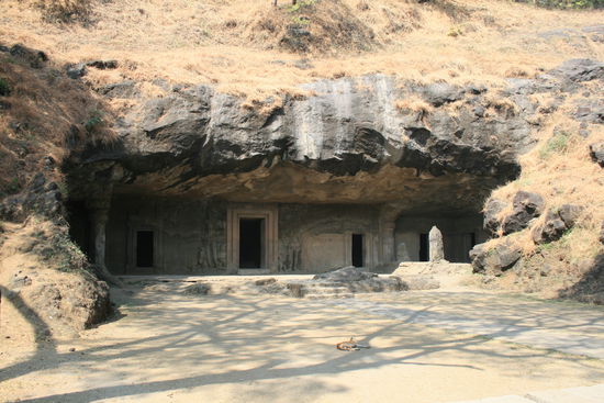 Elephant Cave wo auf dem Plakat stand Indians Entrance 10Rupies und Foreigner 250 Rupies ... ich will verstaendniss dafuer aufbringen