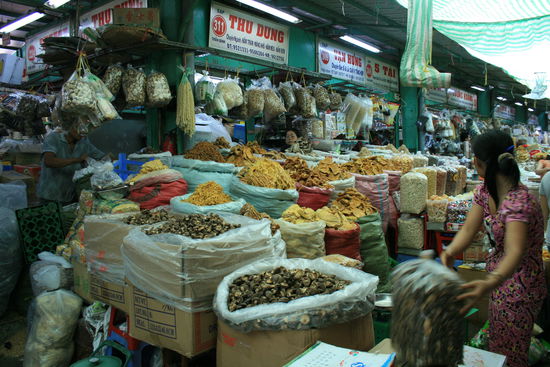 Ein riesiger Markt in Saigon...