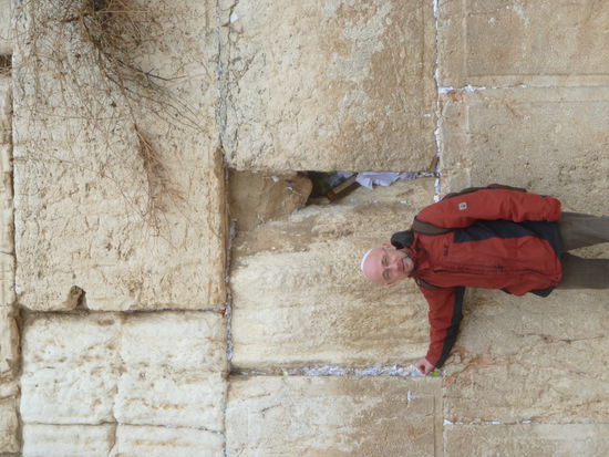Enrico mit Kippa und Zettel am Hokatel oder der Klagemauer ...ist schon beeindruckend
