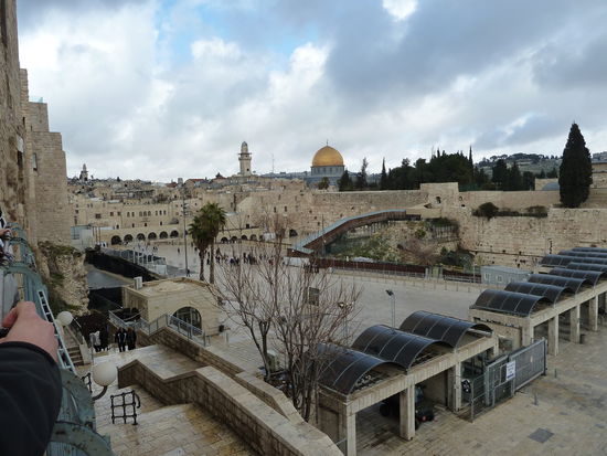 Noch einmal Klagemauer mit Tempelberg,der auch sehr schoen ist...