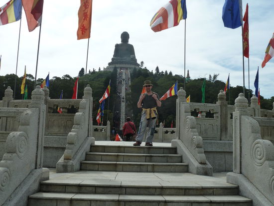 Vielleicht koennt ihr euch ja so vorstellen,wie riesig der Budda ist...