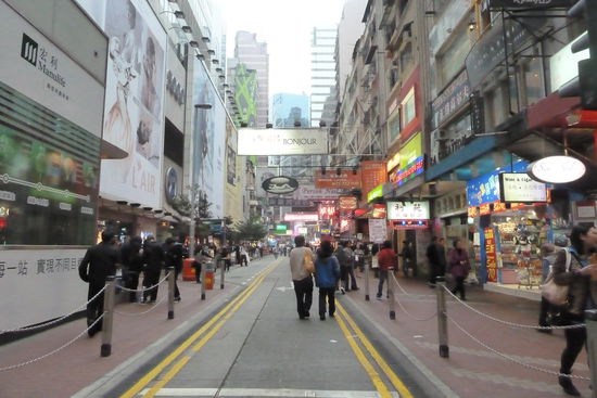 Ein typisches Strassenbild von Hongkong,es glitzert und funkelt ueberall...