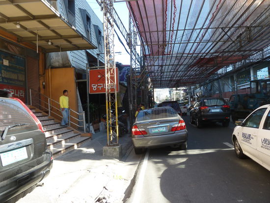 die Strasse von meinem Hostel in Manila...