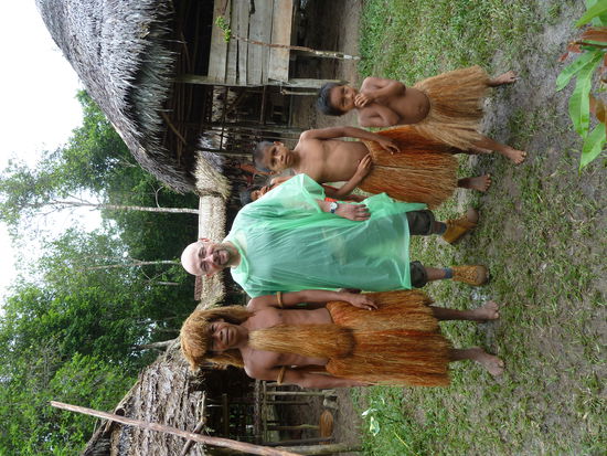 Enrico bei den Yaguas,hab garnicht mitbekommen,dass die Kiddis hinter mir dazu gekommen sind ...