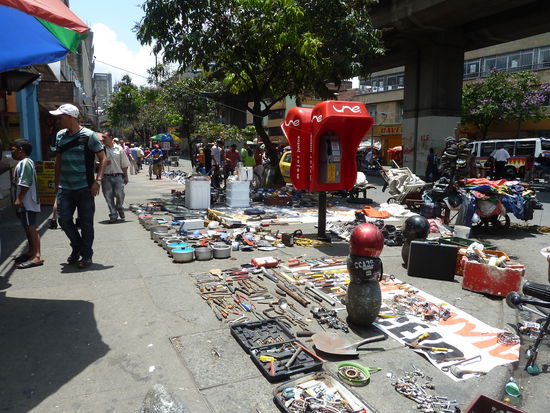 typisches Strassenbild auch fuer Medellin...