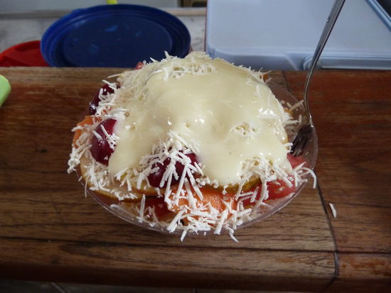 Ensalada fruta con queso y crema de leche.. desayuno todos los dias