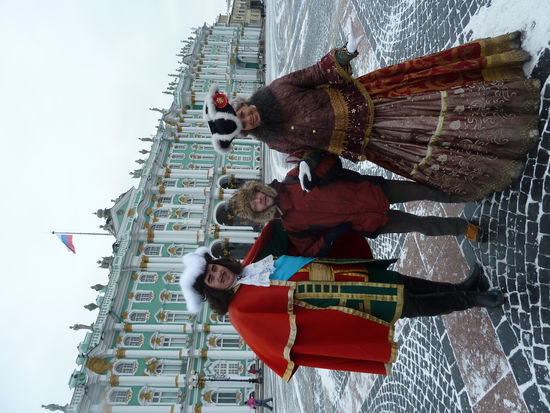 Alexander der Grosse Katharina die Grosse und in der Mitte natuerlich Enrico der Kleine... Ich weiss auch nicht, was mich da geritten hat mir 150Rub.aus der Tasche ziehenzu lassen,aber wir haben schoen gelacht 