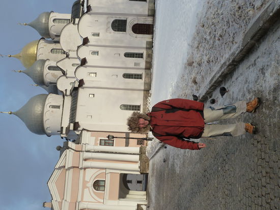 Im Kreml vor der Sophienkathedrale in Weliki Novgorod ...